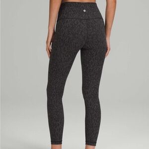 Lululemon Wunder Under Leggings 25”. Size 4